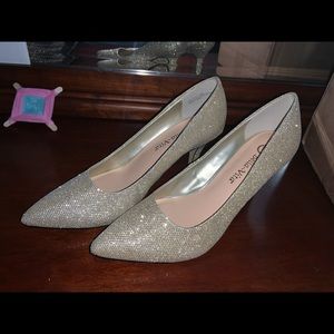size 8 1/2. Bella Vita Brand gold sparkle heels
